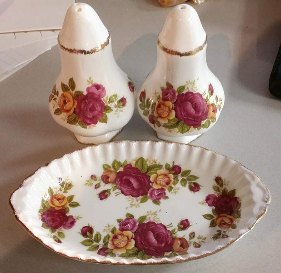 Cottage Rose Salt & Pepper Set by Taiwan-1