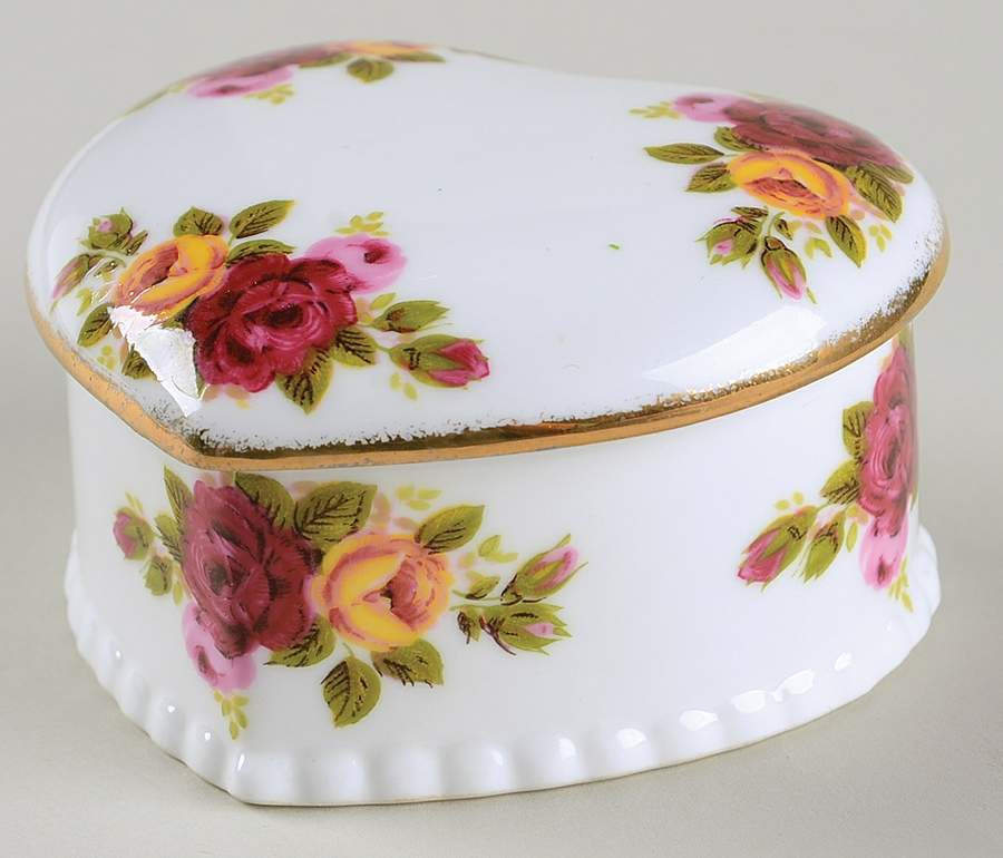 Cottage Rose Heart Shape Box & Lid by Taiwan-1