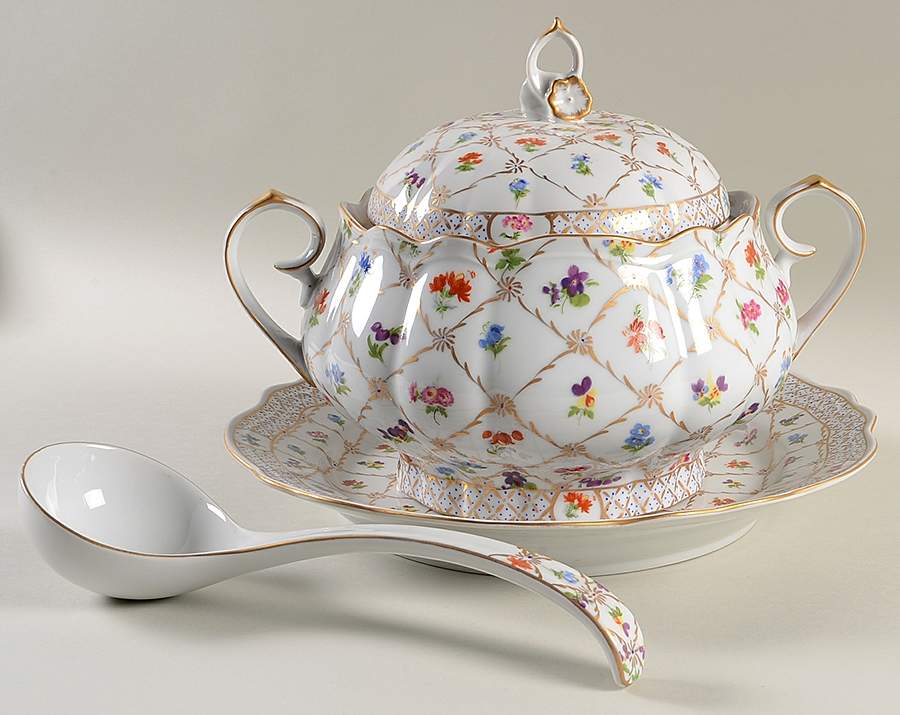 Heirloom Tureen & Lid w/Ladle & Underplate by Toyo-1