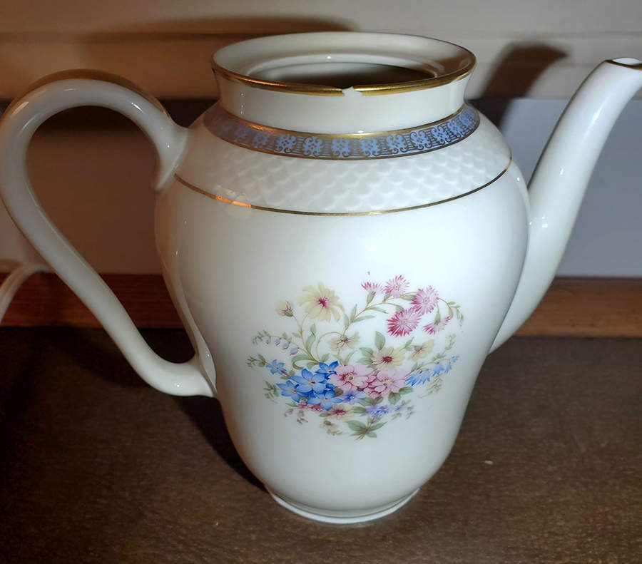 1-106 Coffee Pot No Lid by Thomas-1