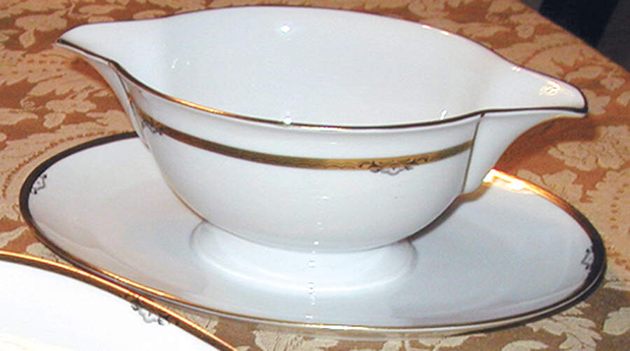 1766 Gravy Boat with Attached Underplate by Tirschenreuth-1