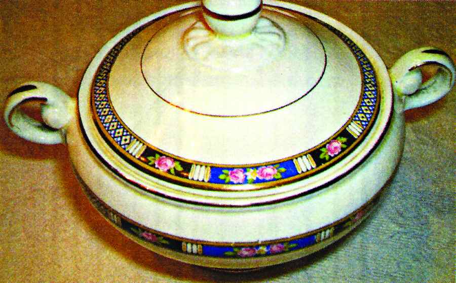 TST874 Sugar Bowl & Lid by Taylor, Smith & Taylor (Ts&T)-1