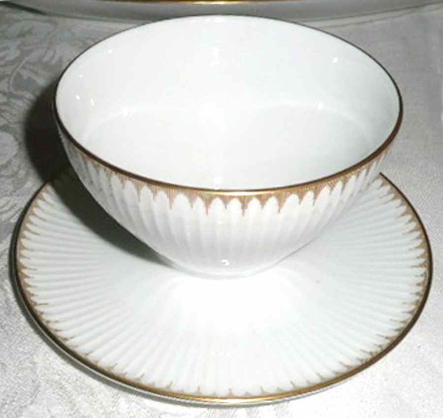 THO419 Gravy Boat with Attached Underplate by Thomas-1