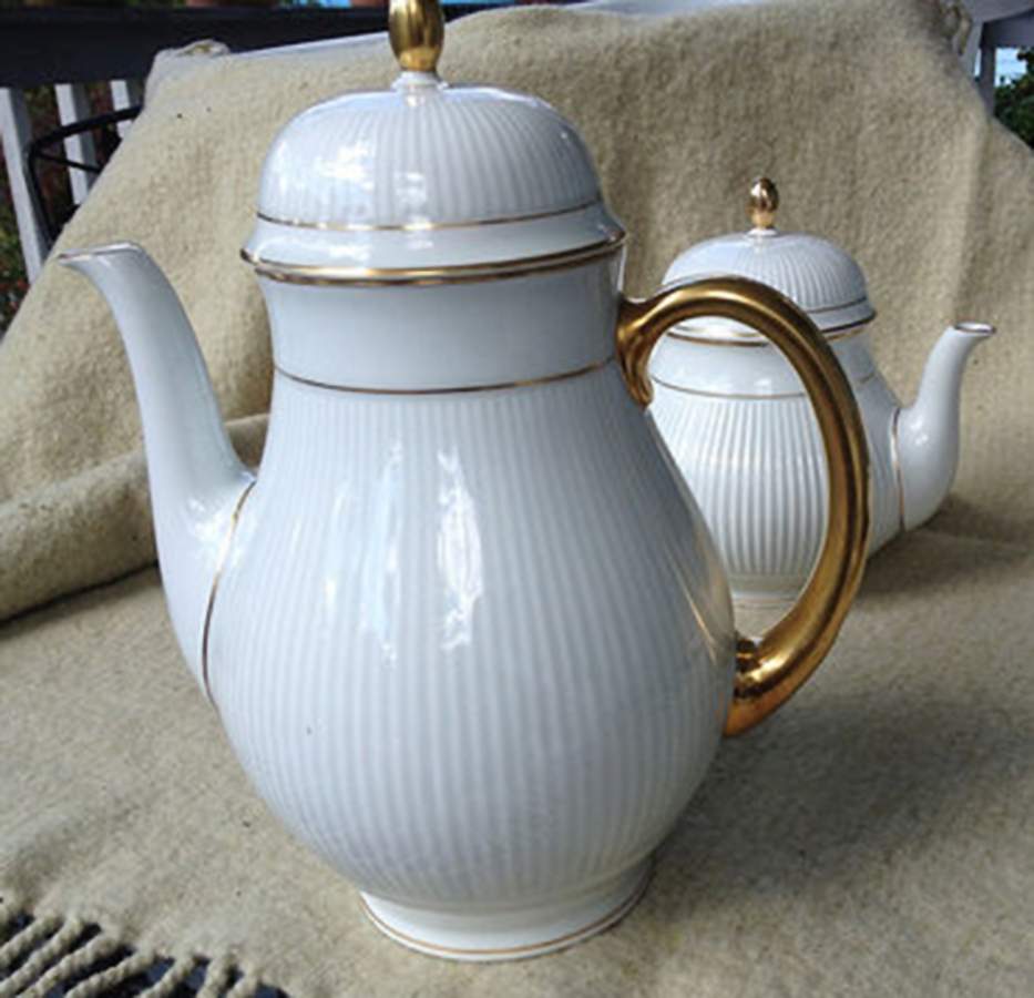 137 Coffee Pot & Lid by Thomas-1