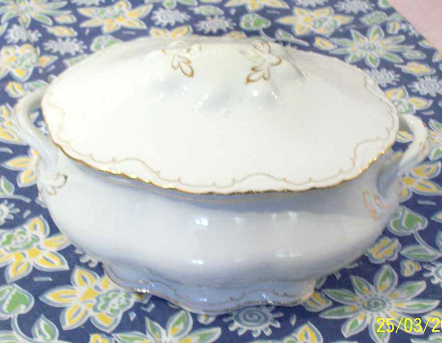 THU425 Large Round Covered Vegetable by Thun-1