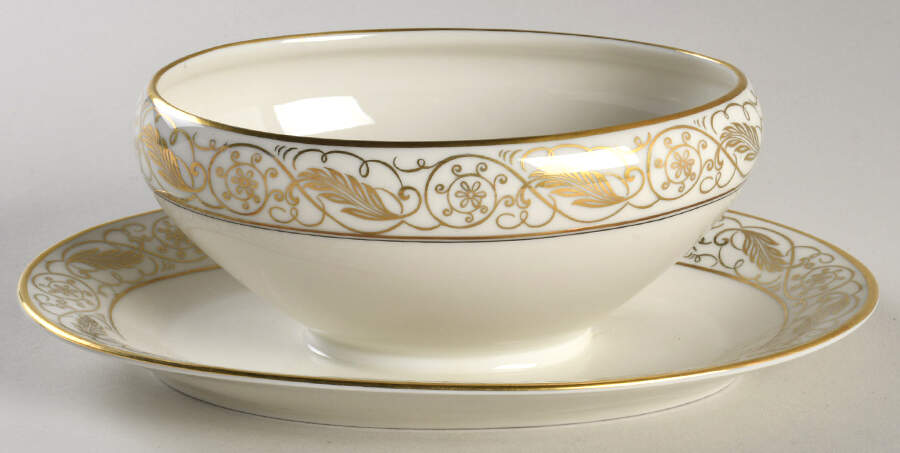 2587 Gravy Boat with Attached Underplate by Tirschenreuth-1