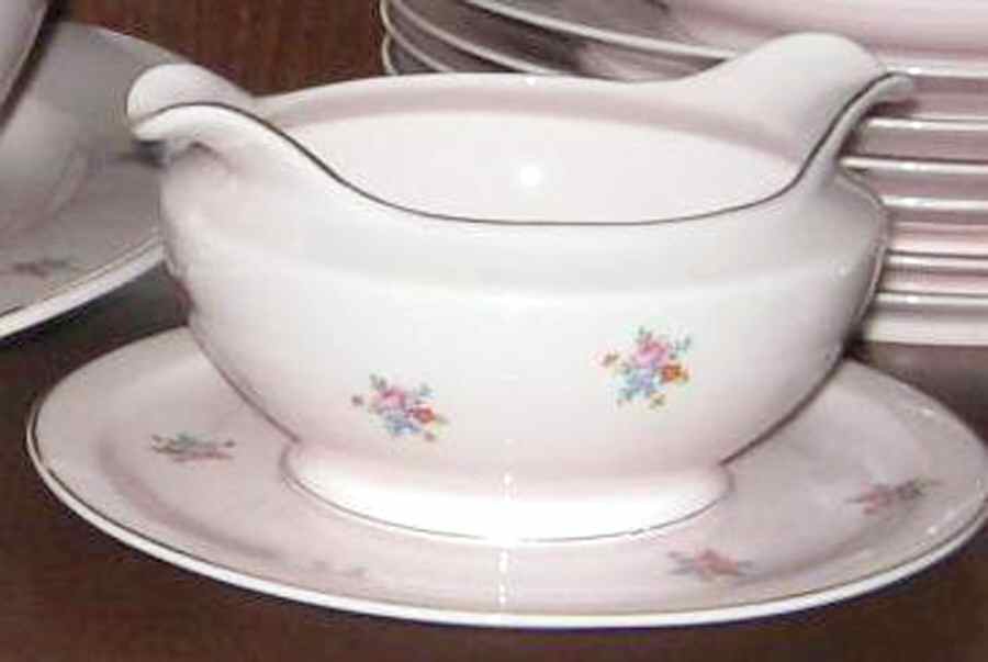 20219 Gravy Boat with Attached Underplate by Thun-1