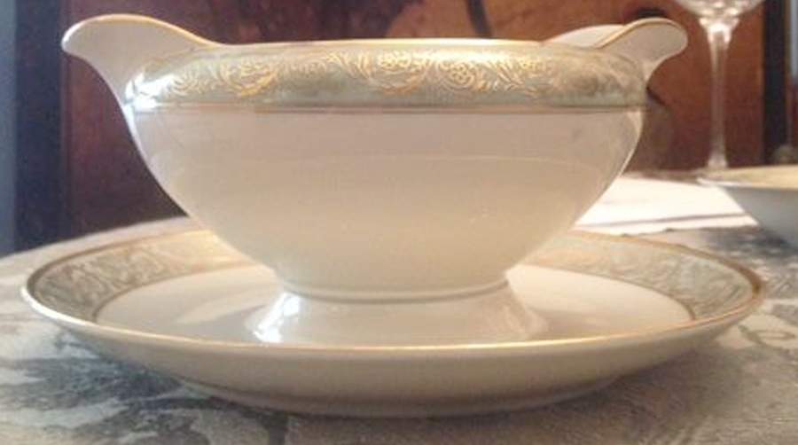 855 Gravy Boat with Attached Underplate by Tirschenreuth-1