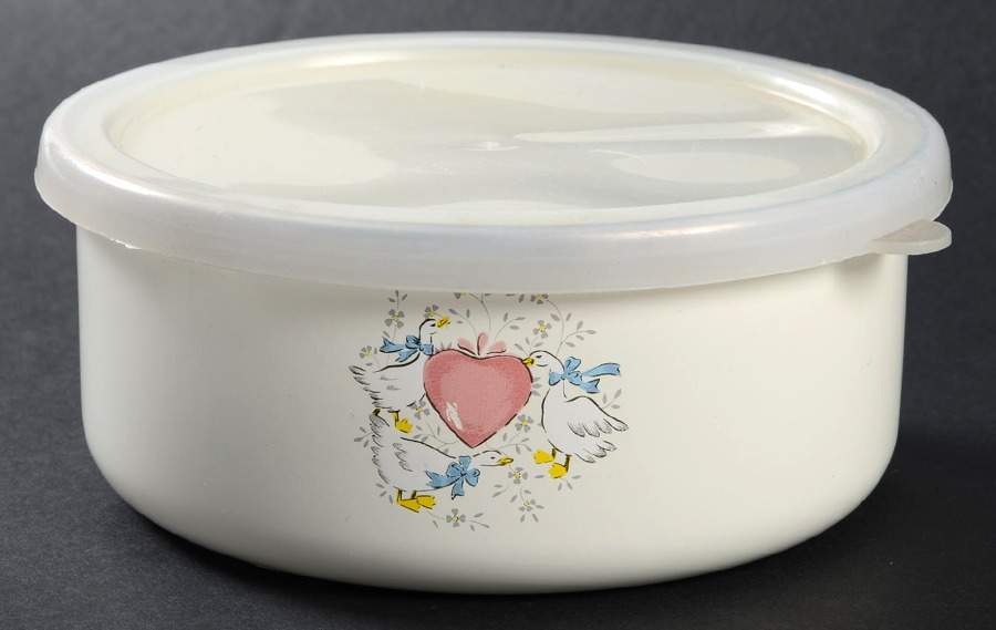 TWN11 5 3/4" Metal Bowl & Plastic Lid by Taiwan-1