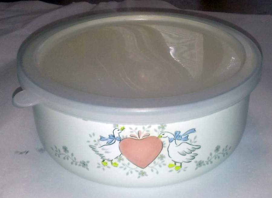 TWN11 7 3/8" Metal Bowl with Plastic Lid by Taiwan-1