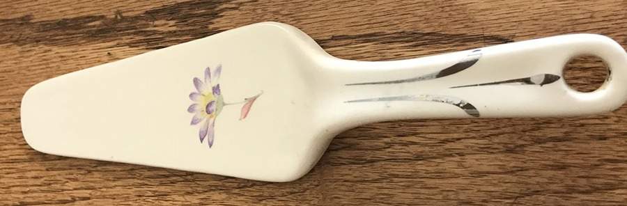 Poppy Solid Ceramic Pie/Cake Server by Universal-1
