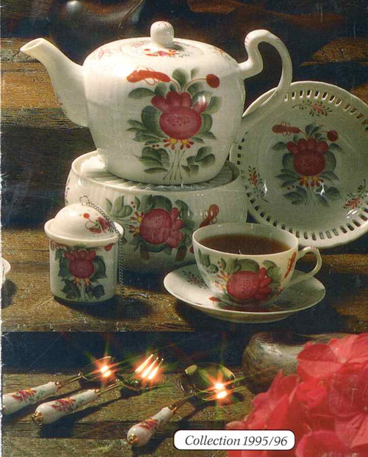 Ostriesland Teapot & Lid by August Warnecke-1