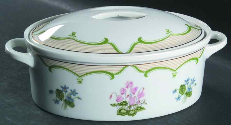 UC388 2 Quart Oval Covered Casserole by Unknown Manufacturer-1