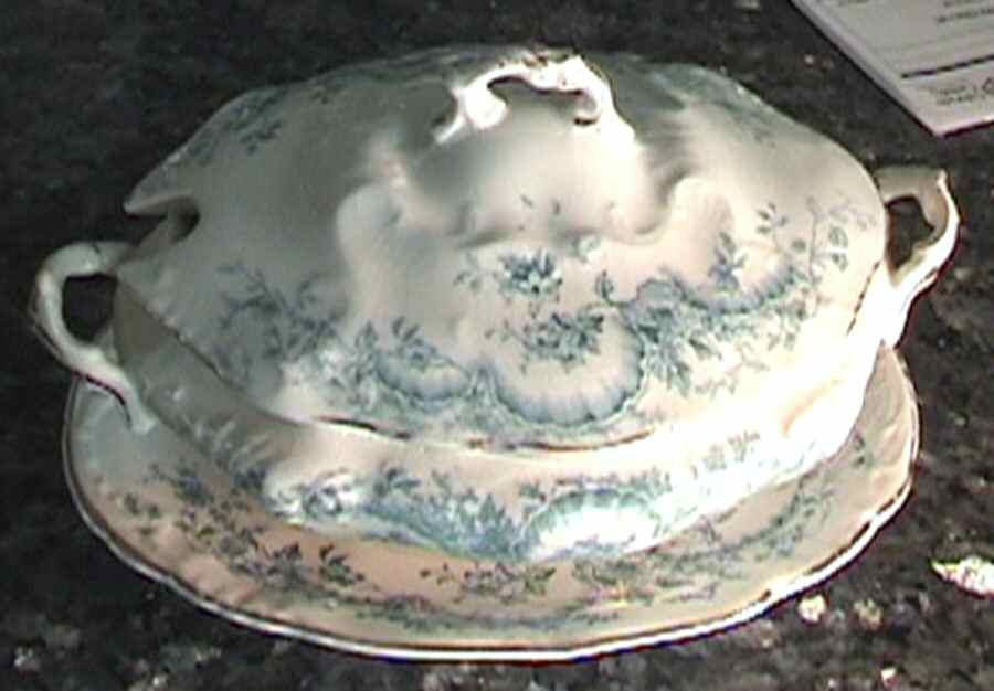 UC768 Gravy Boat & Lid w/Underplate by Unknown Manufacturer-1
