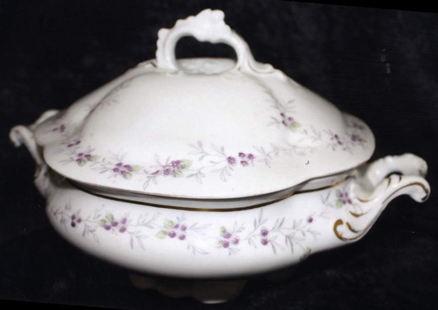 7759 Round Covered Vegetable by Austria-1