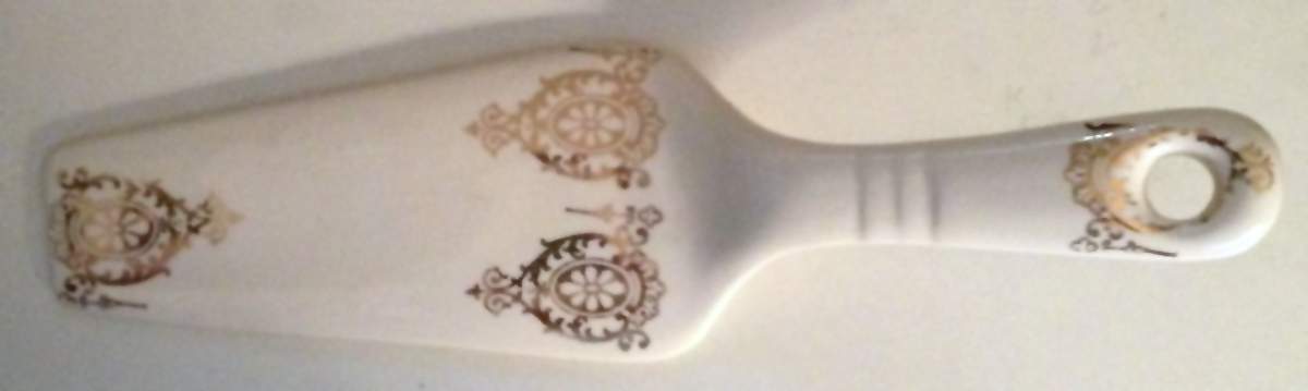 USA107 Solid Ceramic Pie/Cake Server by USA-1