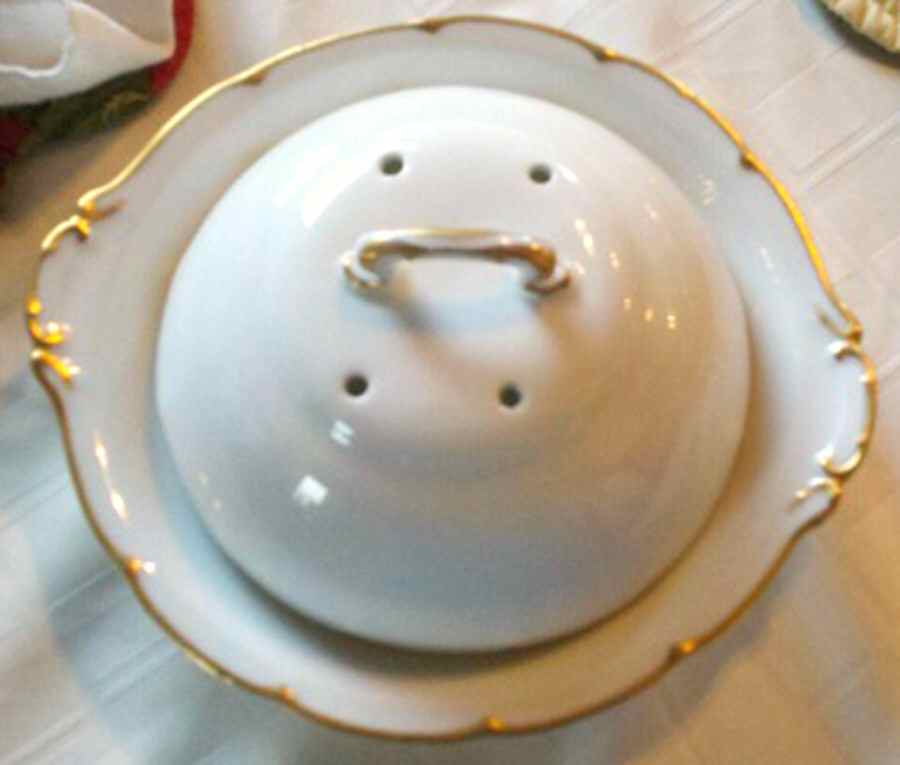 VTO29 Muffin Dish & Lid by Victoria (Austria)-1