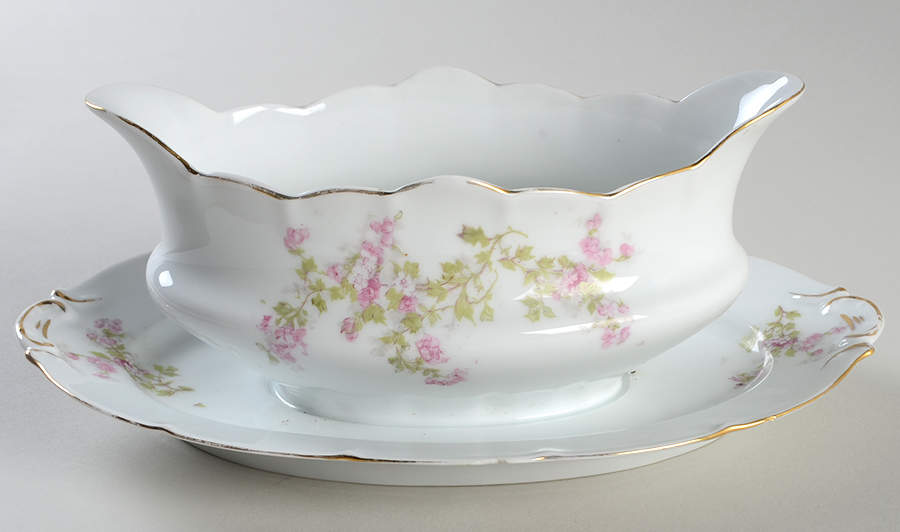 VTO4 Gravy Boat with Attached Underplate by Victoria (Austria)-1