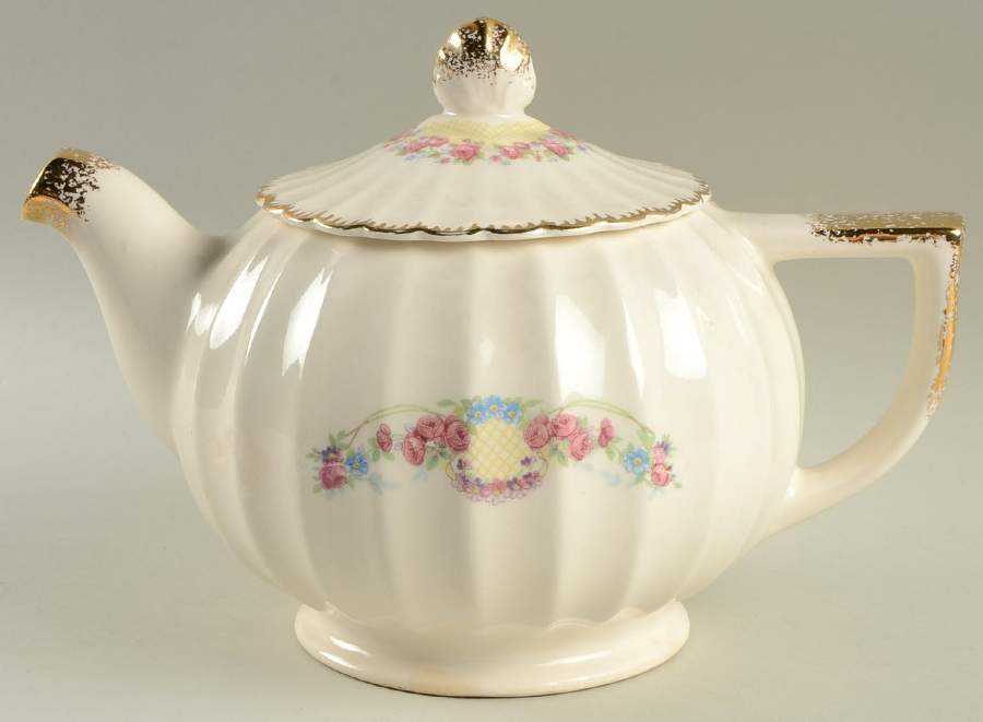 Bridal Wreath Teapot & Lid by Vanity Fair-1