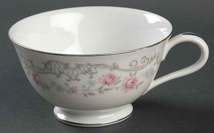 Melody Footed Cup by Valmont-1