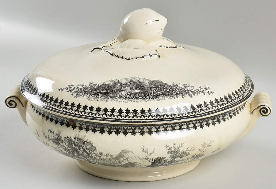 Alpina (Smooth, Black Scene) Round Covered Vegetable by Villeroy & Boch-1