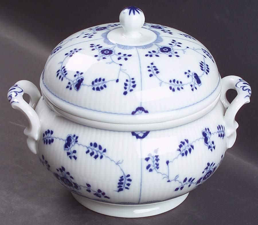 Amalienburg Round Covered Vegetable by Villeroy & Boch-1