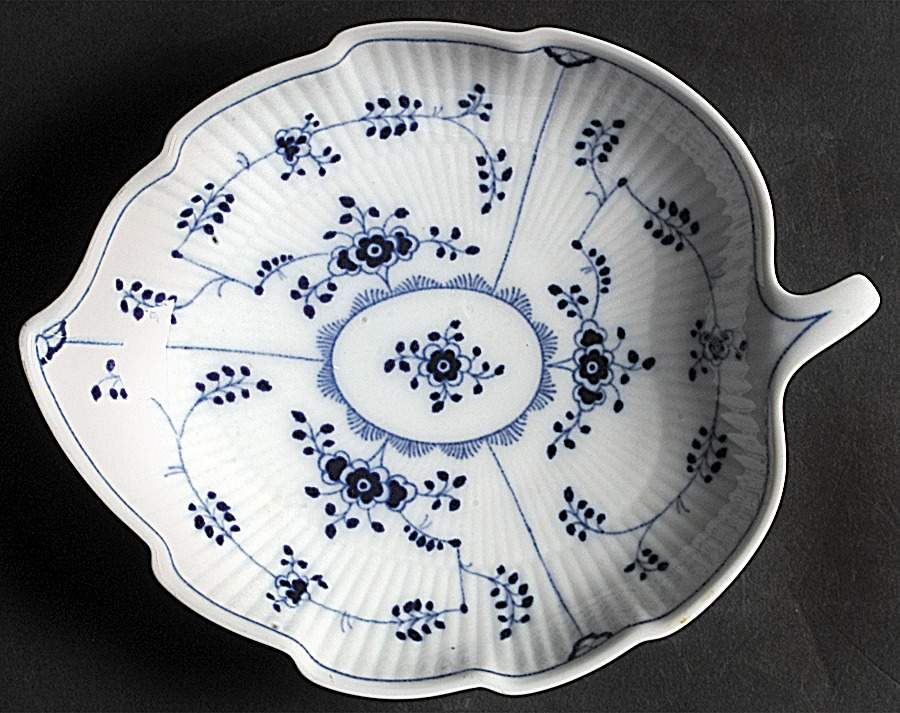 Amalienburg Leaf Shaped Dish by Villeroy & Boch-1