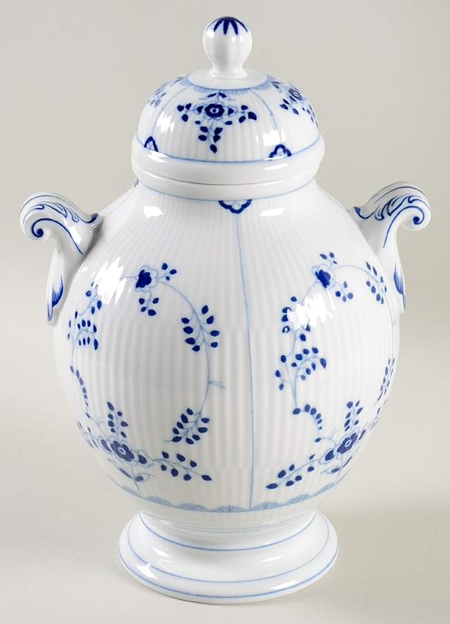 Amalienburg 12" Urn with Lid by Villeroy & Boch-1
