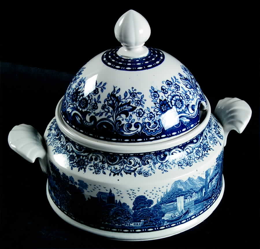 Blue Castle Round Covered Vegetable by Villeroy & Boch-1