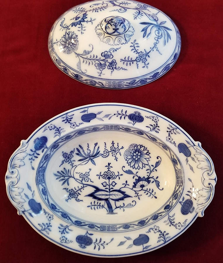 Blue Onion Oval Covered Vegetable by Villeroy & Boch-1
