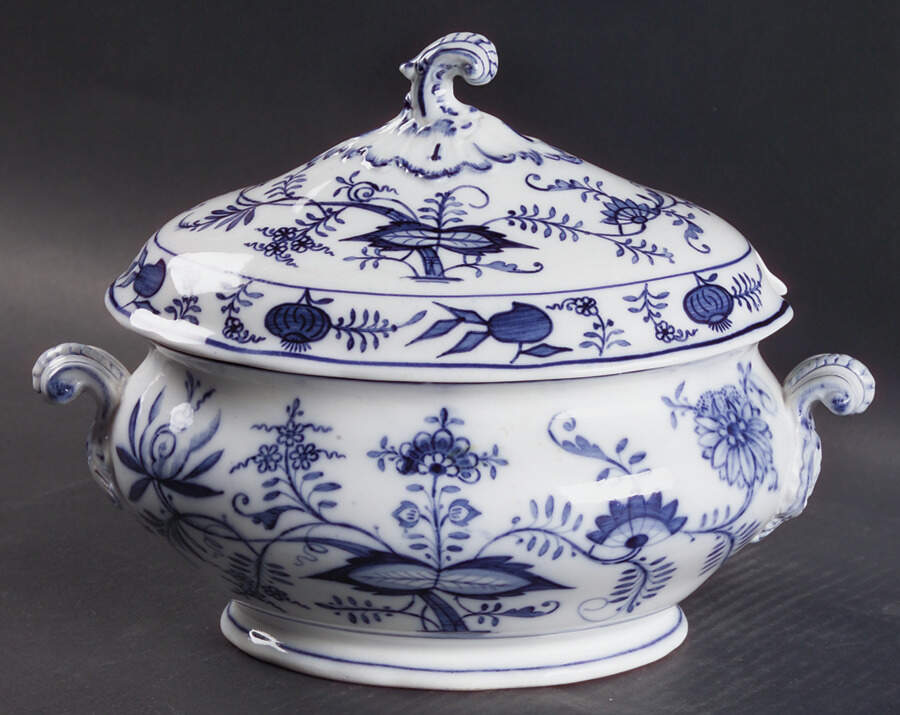 Blue Onion Oval Covered Vegetable by Villeroy & Boch-1