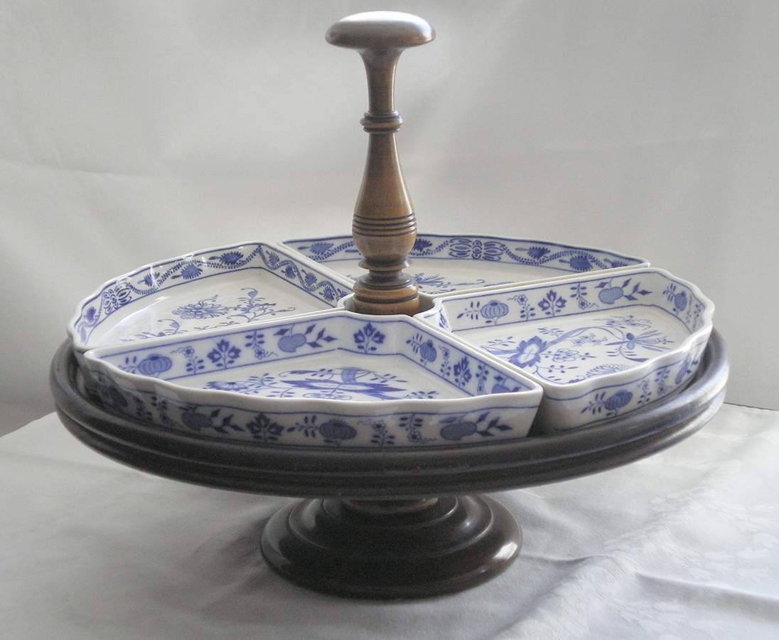 Blue Onion 5 Pc Lazy Susan (4 Sides & Center Handled Base) by Villeroy & Boch-1