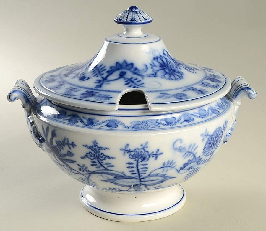 Blue Onion Tureen & Lid by Villeroy & Boch-1