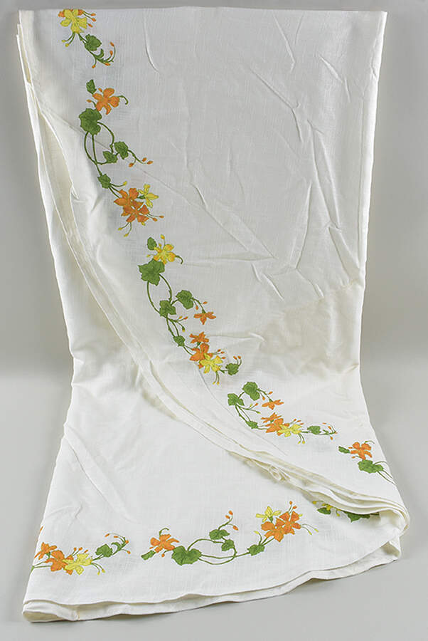 Geranium (Non Ribbed Rim) 81" Round Tablecloth by Villeroy & Boch-1