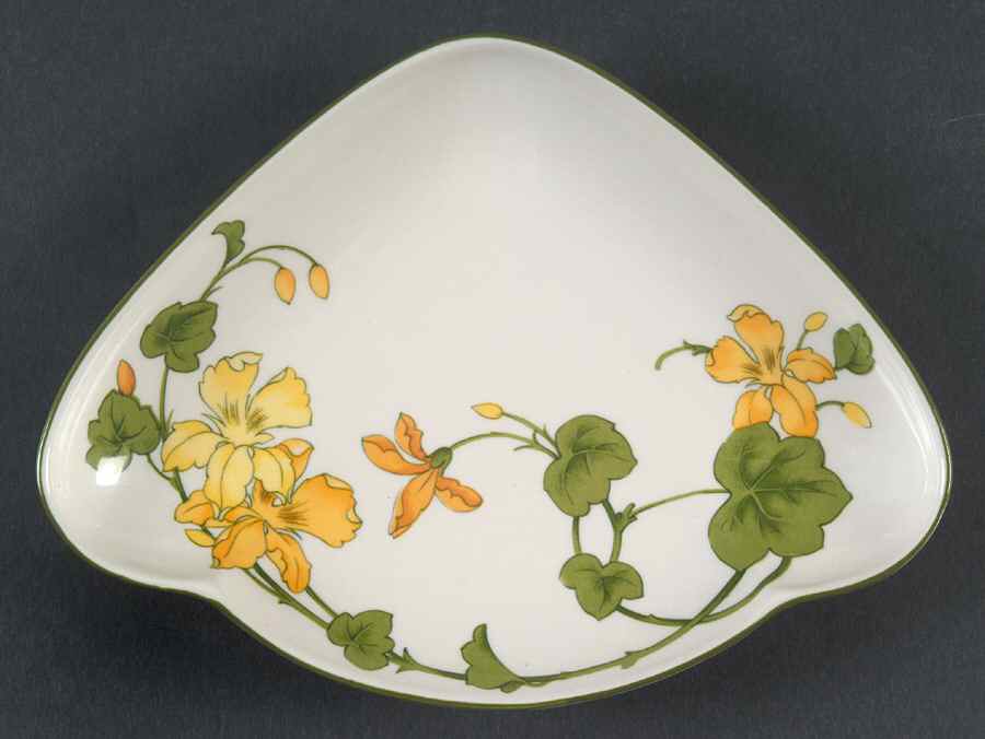 Geranium (Non Ribbed Rim) Small Triangular Dish by Villeroy & Boch-1