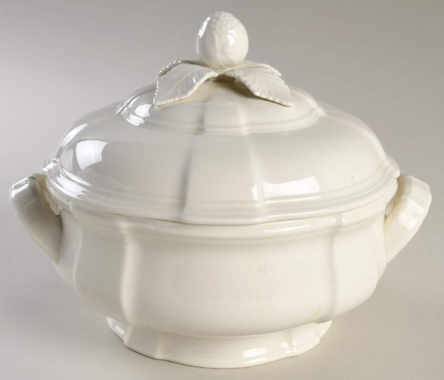 Manoir (VitroPorcelain, Luxembourg & Germany) Round Covered Vegetable by Villeroy & Boch-1