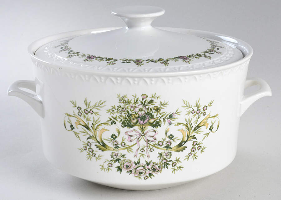 Trianon 2.5 Qt Round Covered Casserole by Villeroy & Boch-1