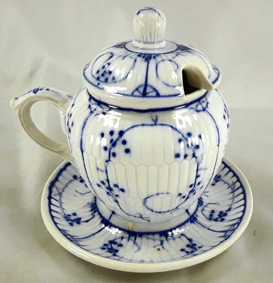 VIL7 Mustard with Lid & Attached Underplate by Villeroy & Boch-1