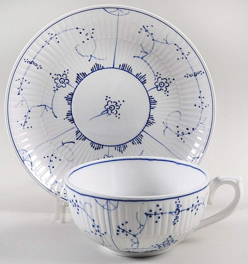 VIL7 Oversized Cup & Saucer Set by Villeroy & Boch-1