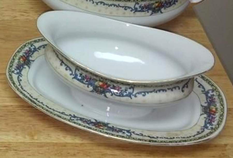 Norfolk Gravy Boat with Attached Underplate by Victoria (Czech)-1