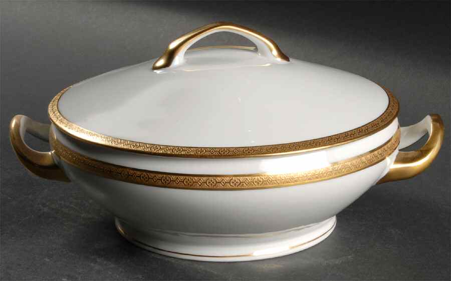 VIT10  Round Covered Vegetable by Victoria (Czech)-1