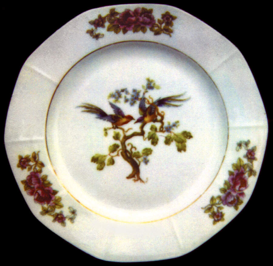 VIT105 Dinner Plate by Victoria (Czech)-1