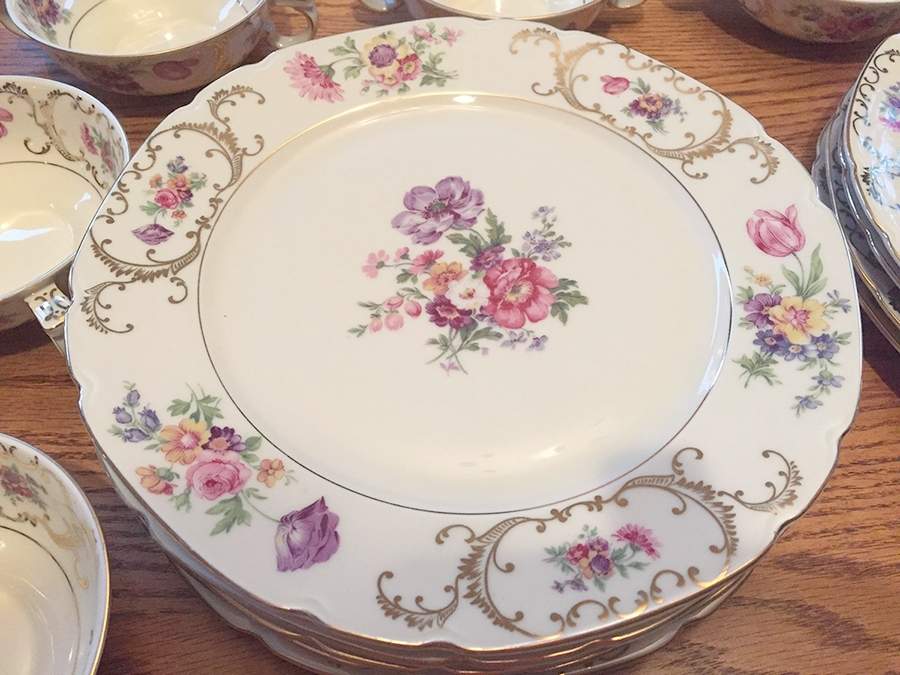 VIT17 Dinner Plate by Victoria (Czech)-1