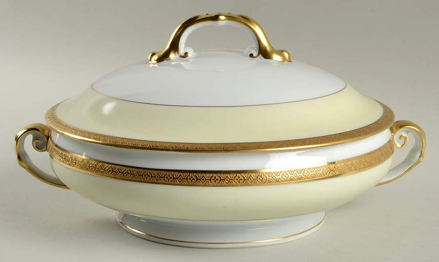 VIT23  Round Covered Vegetable by Victoria (Czech)-1
