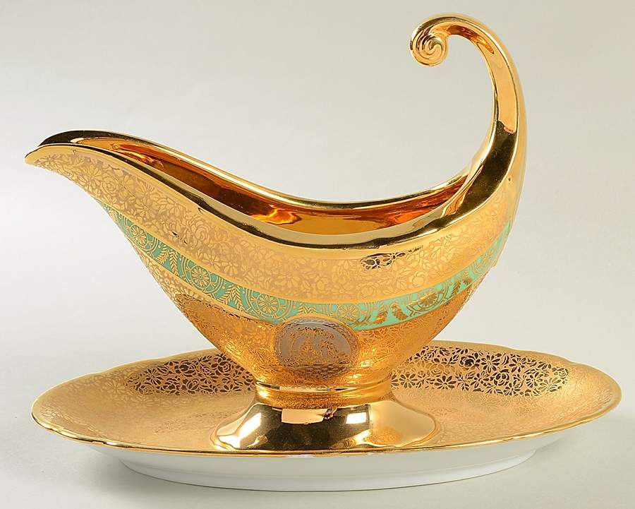 VIT26 (CZECHOSLOVAKIA) Gravy Boat with Attached Underplate by Victoria (Czech)-1