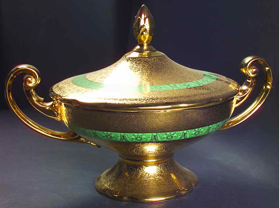 VIT26 (CZECHOSLOVAKIA) Round Covered Vegetable by Victoria (Czech)-1
