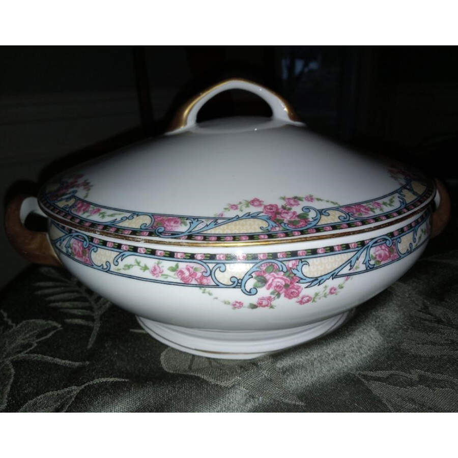 VIT82 Round Covered Vegetable by Victoria (Czech)-1