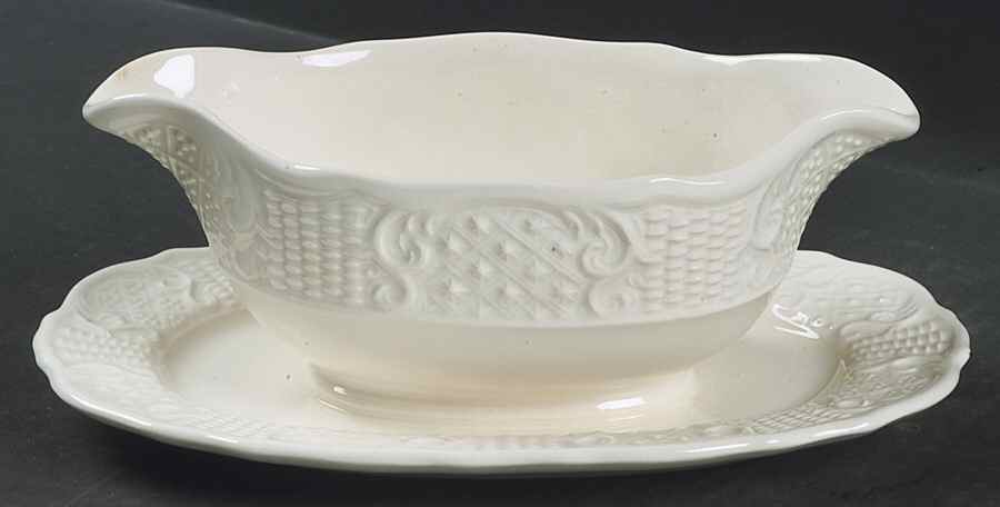 Washington Colonial Gravy Boat with Attached Underplate by Vogue-1