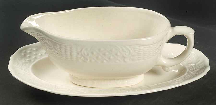 Washington Colonial Gravy Boat & Underplate by Vogue-1