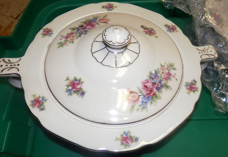 VIT131 Round Covered Vegetable by Victoria (Czech)-1